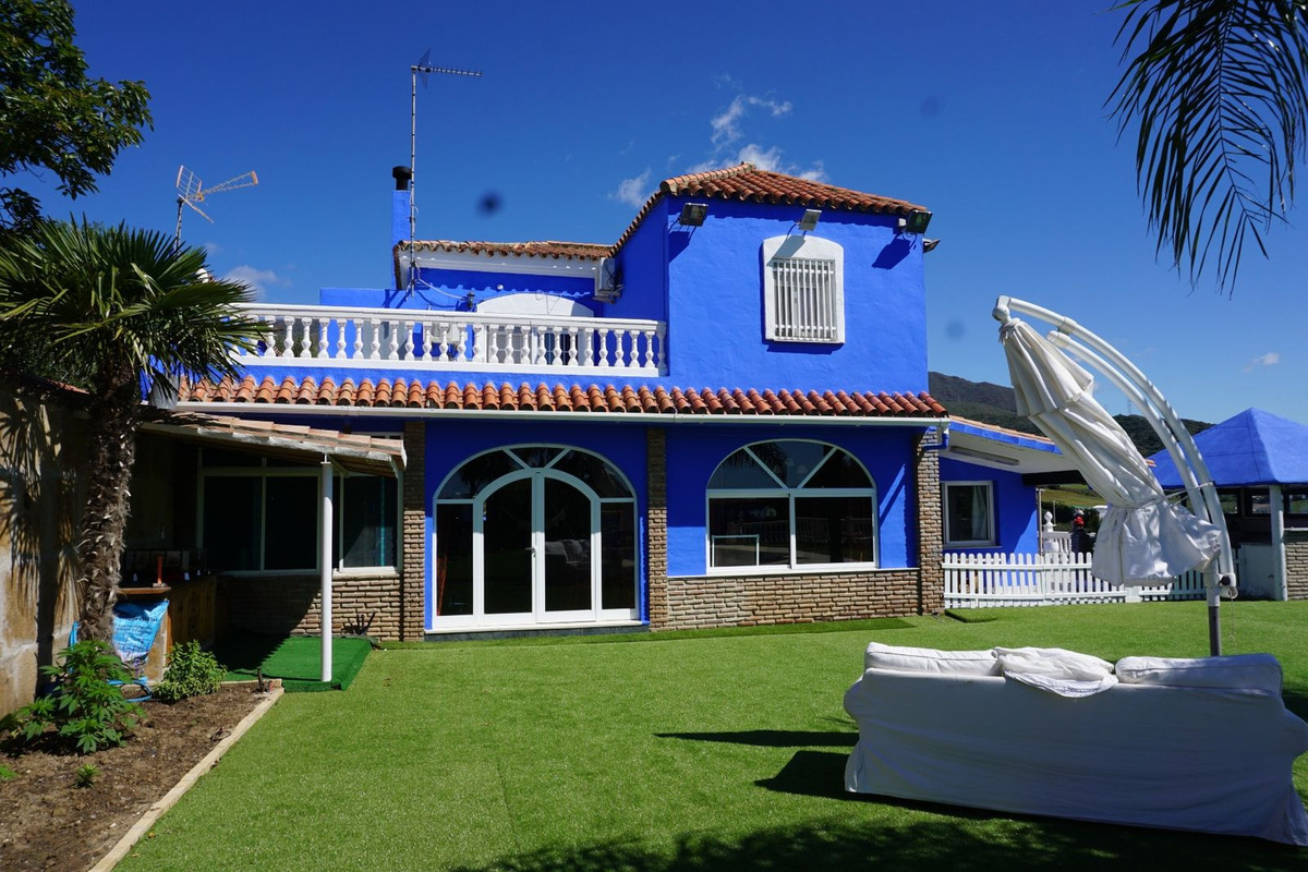 6 Bedroom Villa for Sale in Estepona — 9