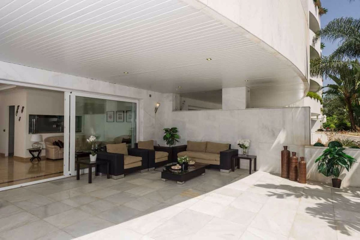 2 Bedroom Apartment for Sale in Puerto Banús — 2
