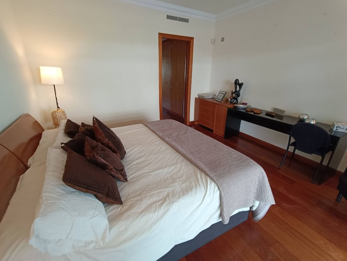 2 Bedroom Apartment for Sale in Puerto Banús — 3