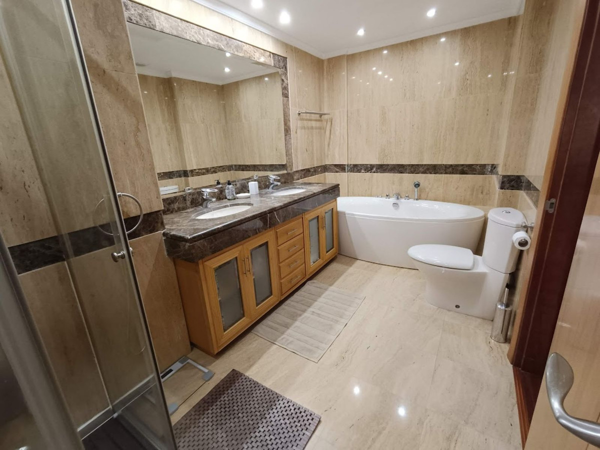 2 Bedroom Apartment for Sale in Puerto Banús — 8