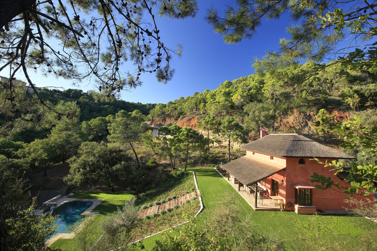 3 Bedroom Villa for Sale in Benahavís — 2