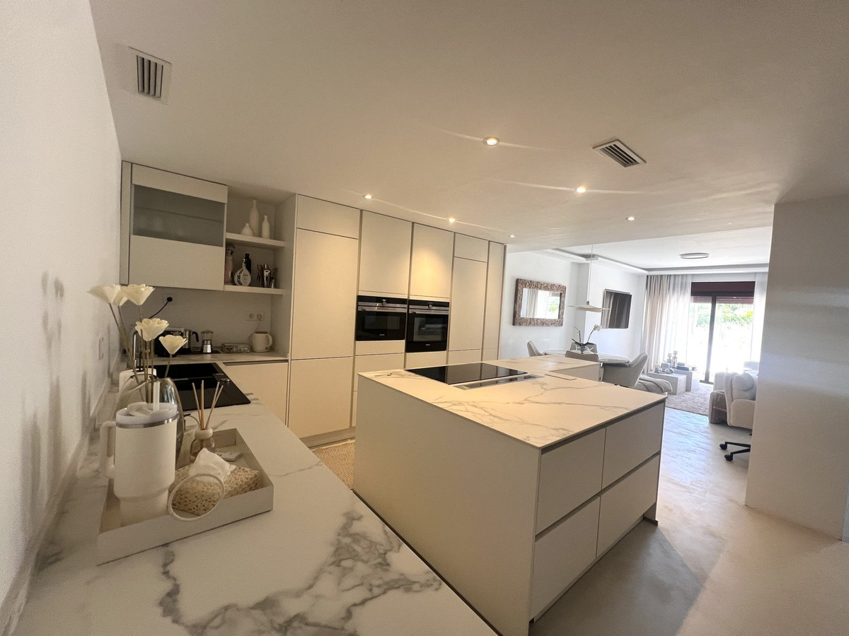 3 Bedroom Apartment for Sale in Nueva Andalucía — view 4