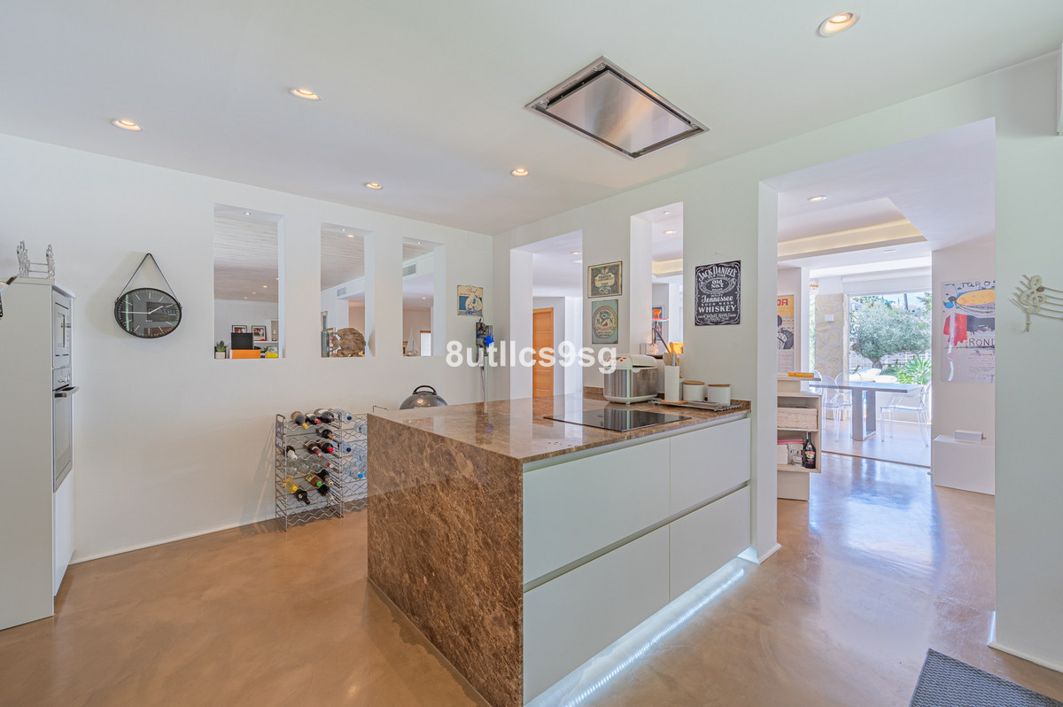5 Bedroom Villa for Sale in Nueva Andalucía — view 18