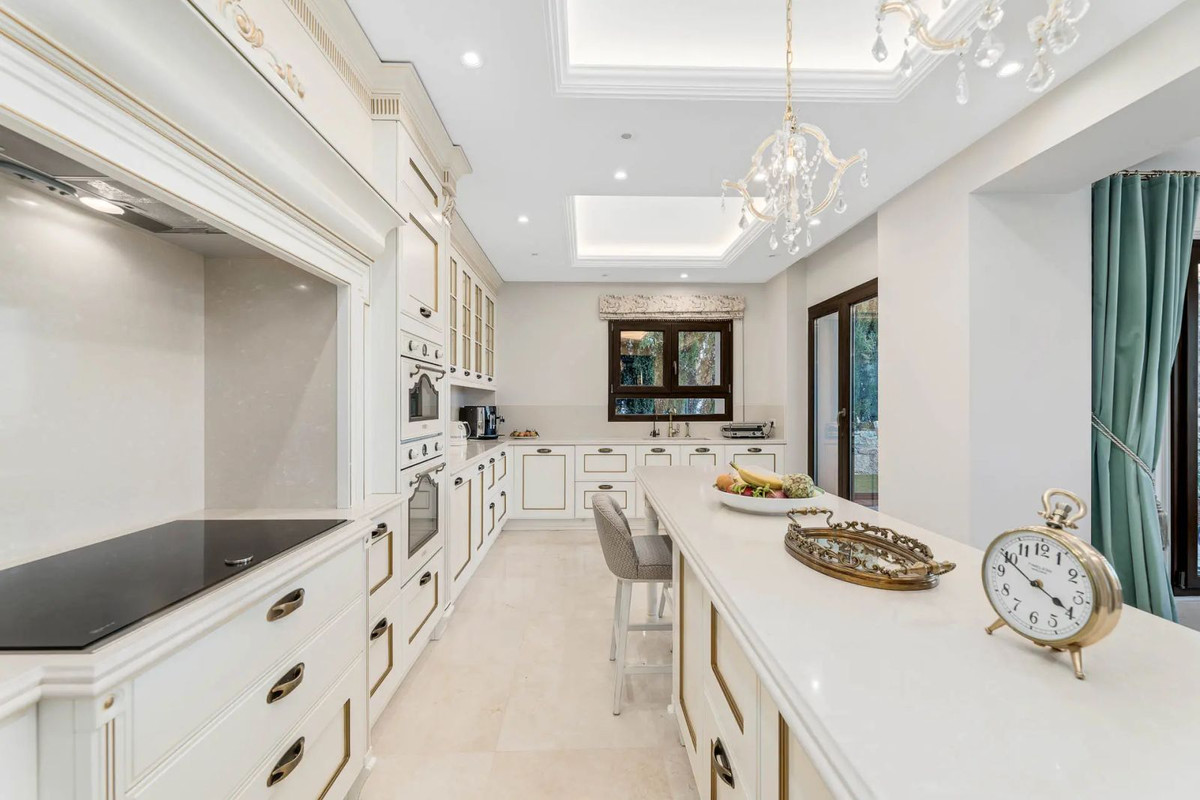 5 Bedroom Villa for Sale in Benahavís — view 15