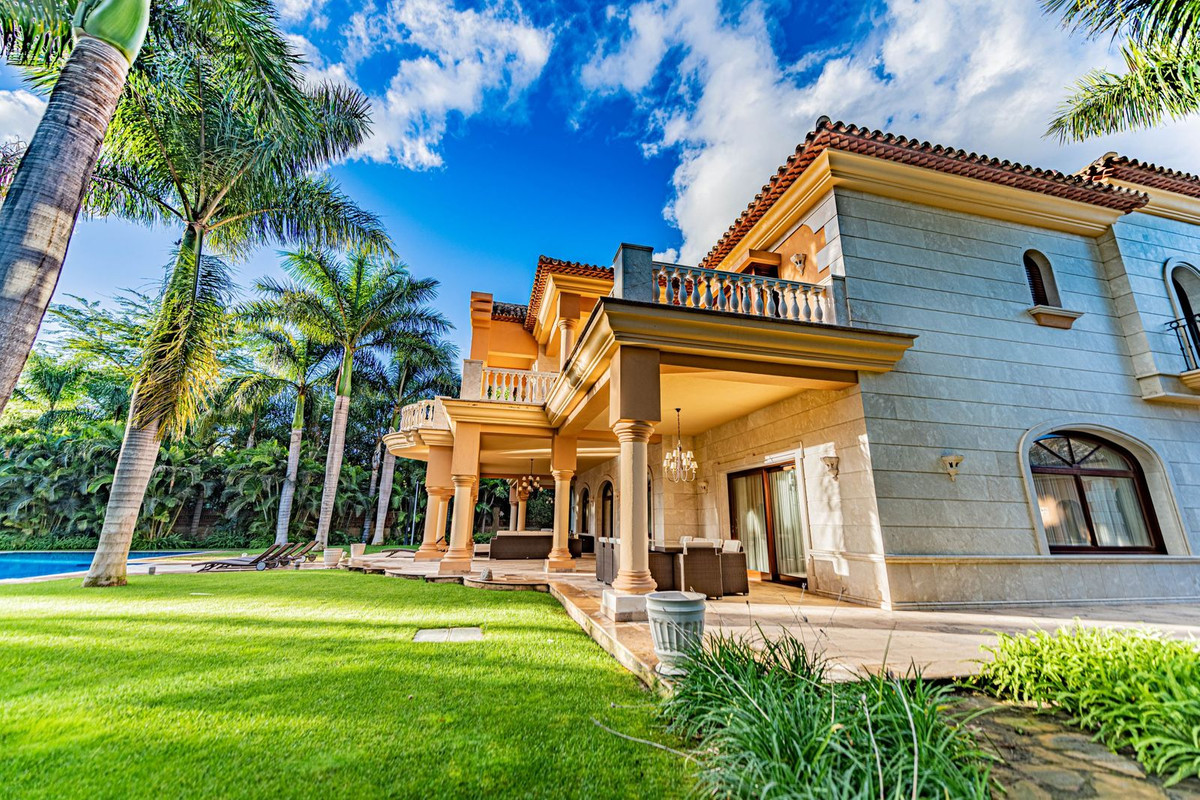 8 Bedroom Villa for Sale in Guadalmina Baja