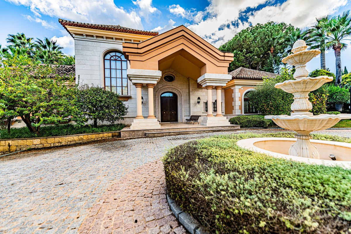 8 Bedroom Villa for Sale in Guadalmina Baja — 2