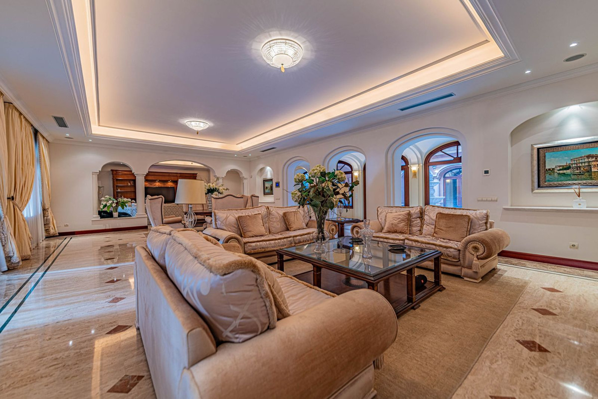 8 Bedroom Villa for Sale in Guadalmina Baja — view 11