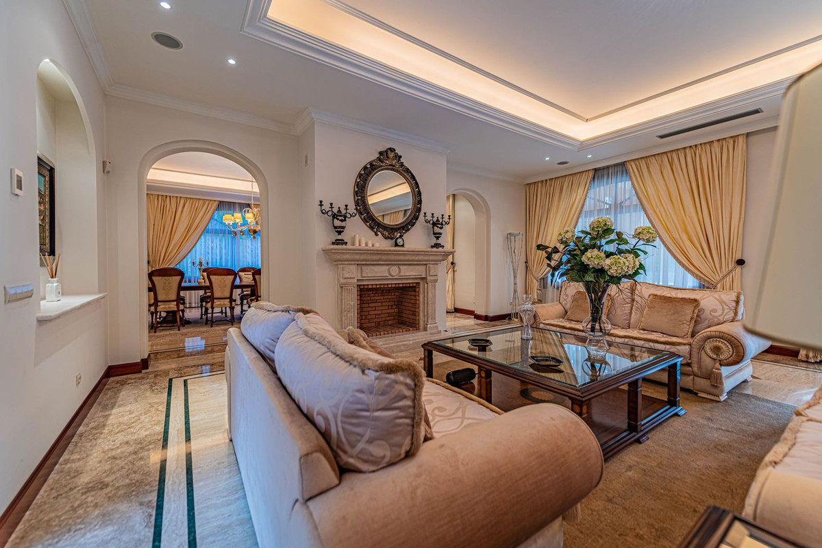 8 Bedroom Villa for Sale in Guadalmina Baja — view 12