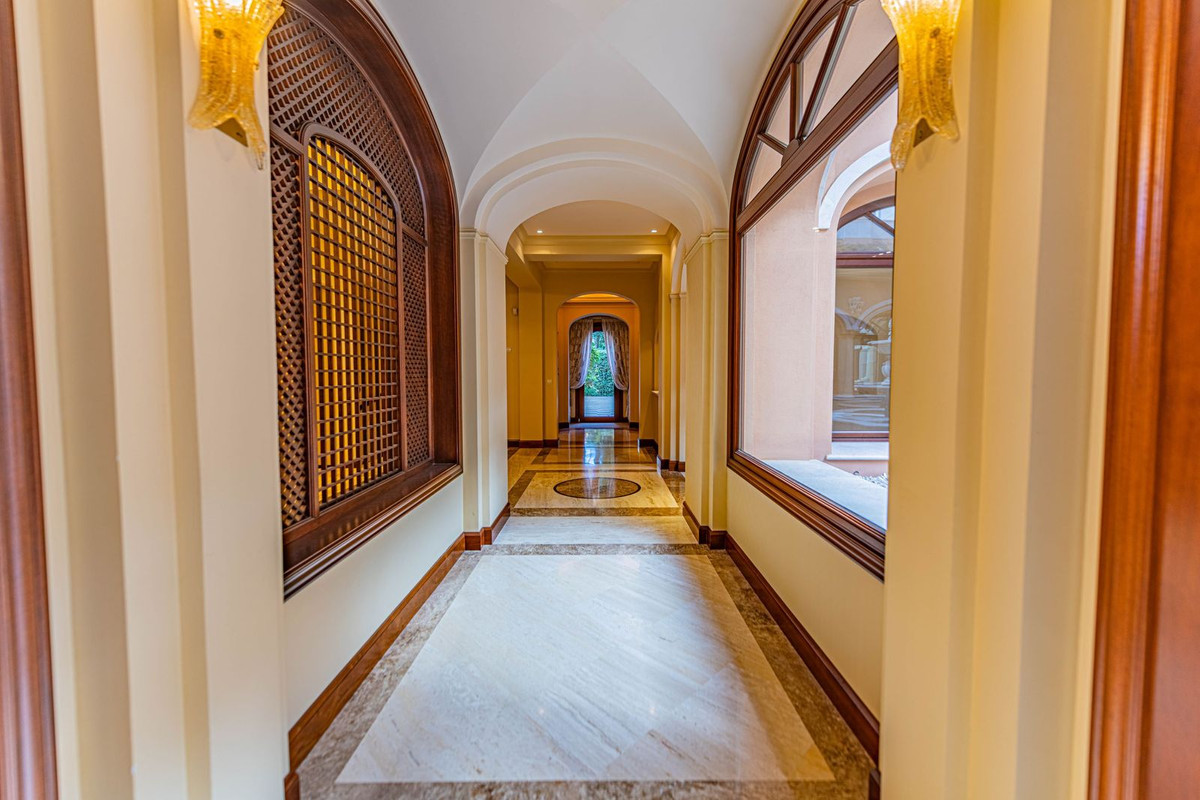 8 Bedroom Villa for Sale in Guadalmina Baja — view 13