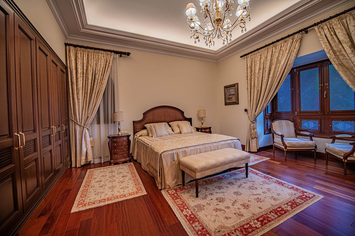 8 Bedroom Villa for Sale in Guadalmina Baja — view 14