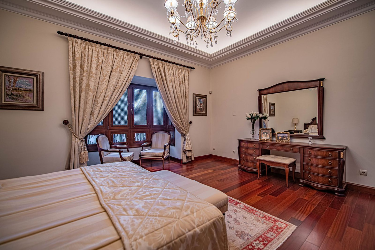 8 Bedroom Villa for Sale in Guadalmina Baja — view 15