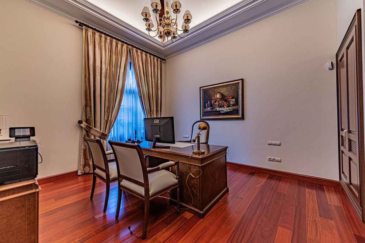 8 Bedroom Villa for Sale in Guadalmina Baja — view 16