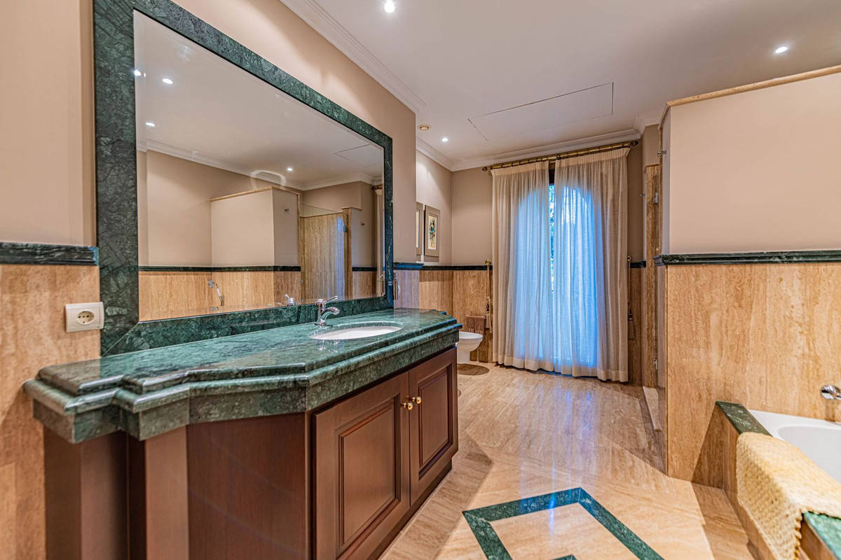 8 Bedroom Villa for Sale in Guadalmina Baja — view 17