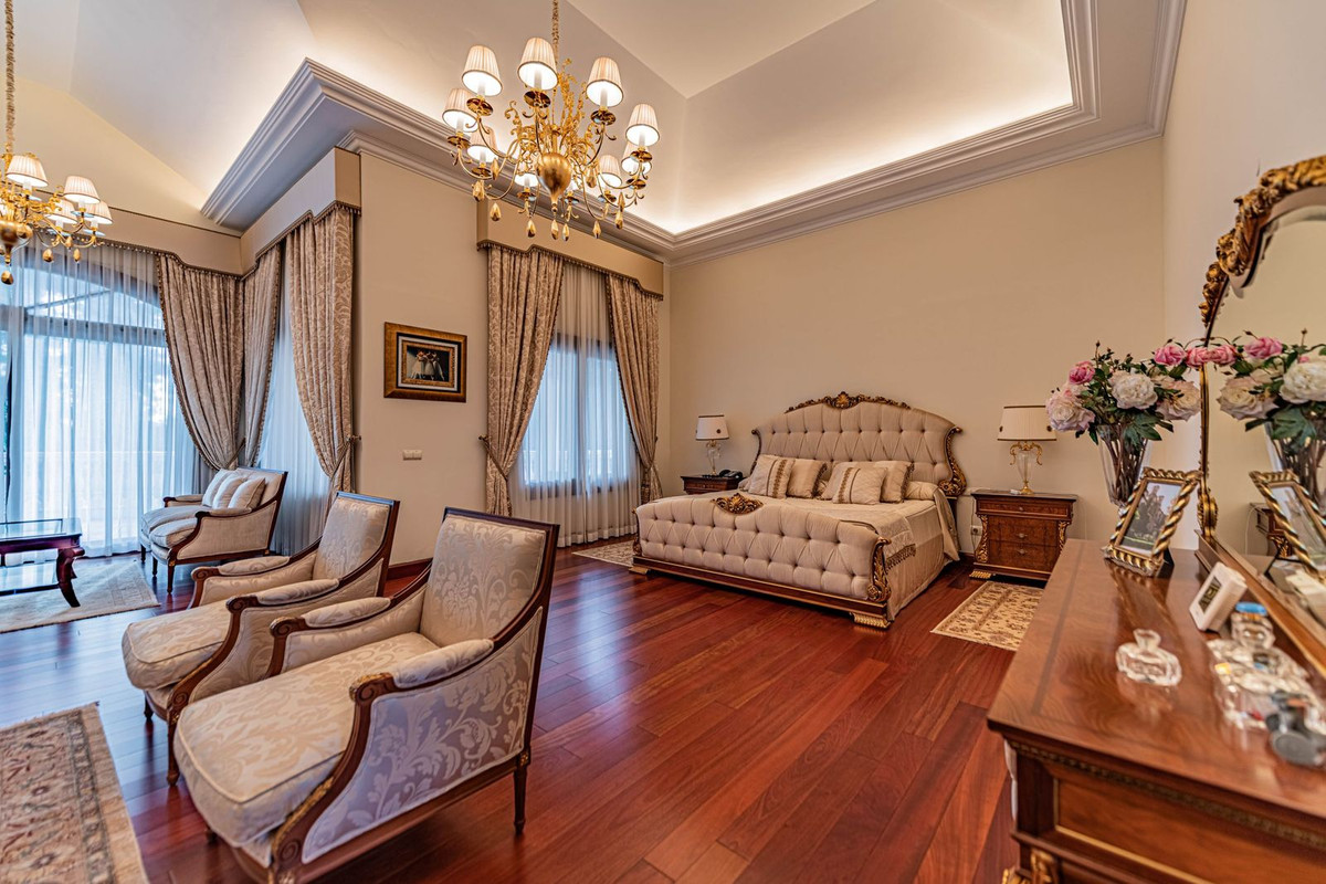 8 Bedroom Villa for Sale in Guadalmina Baja — view 18