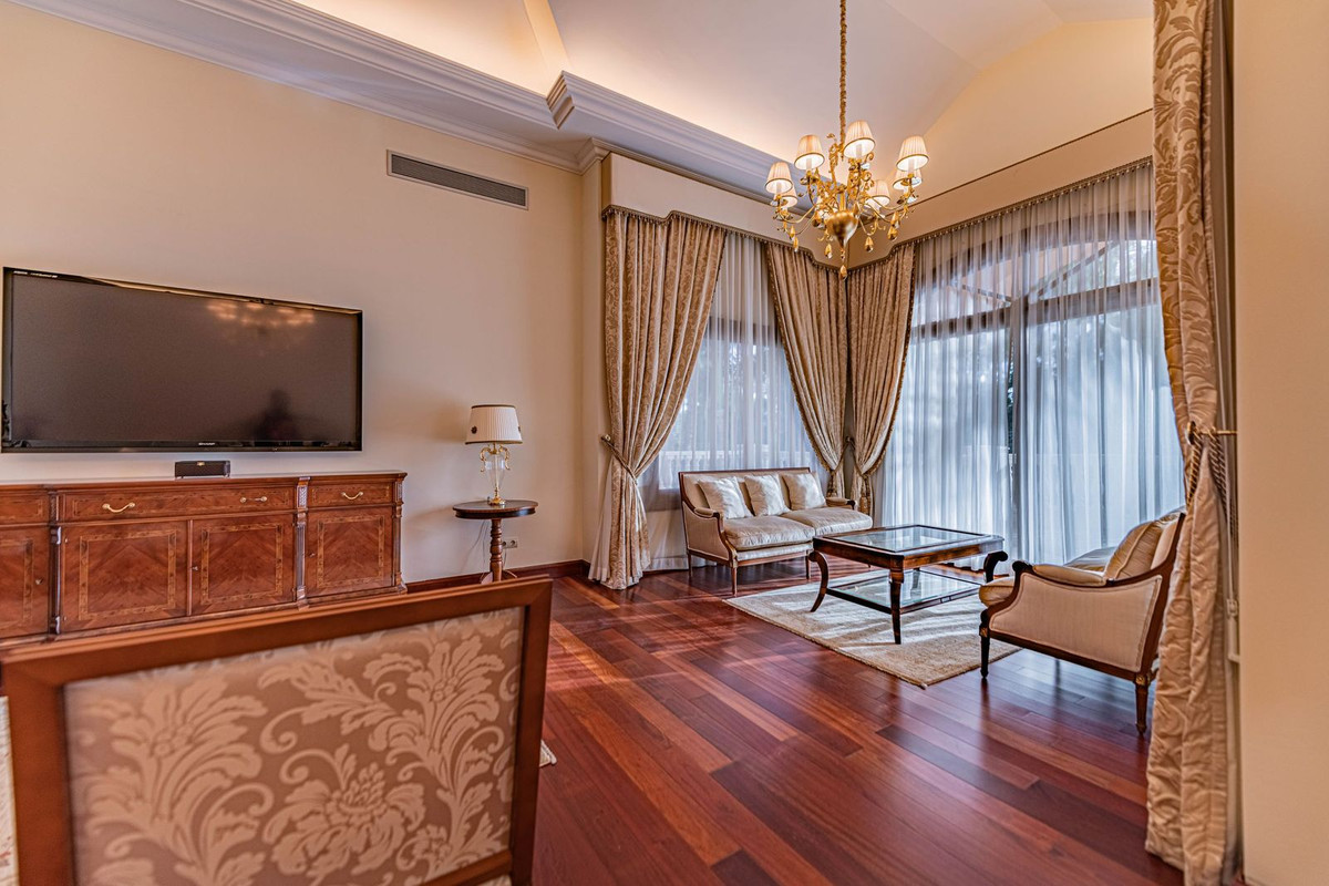 8 Bedroom Villa for Sale in Guadalmina Baja — view 19