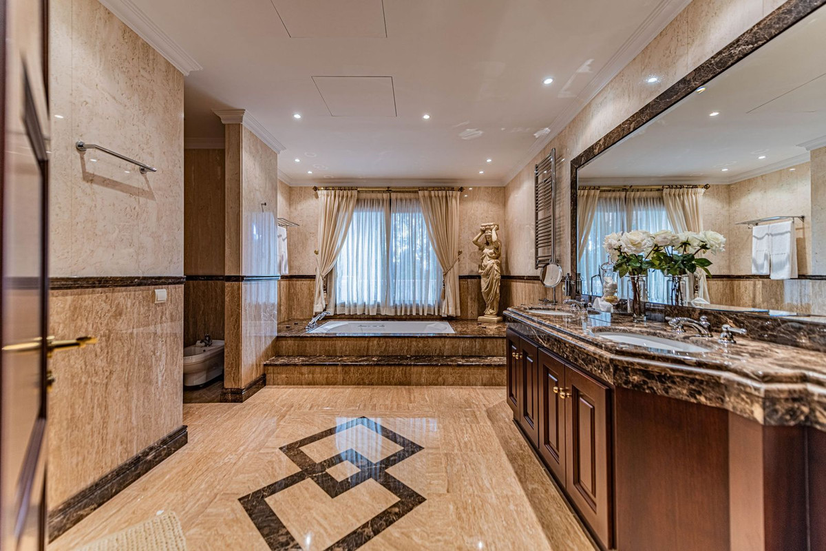 8 Bedroom Villa for Sale in Guadalmina Baja — view 20