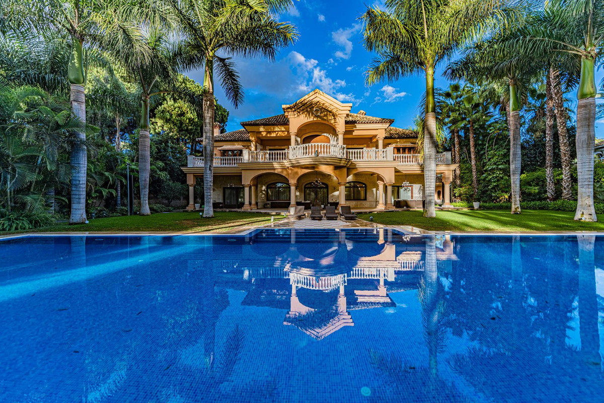 8 Bedroom Villa for Sale in Guadalmina Baja — 3