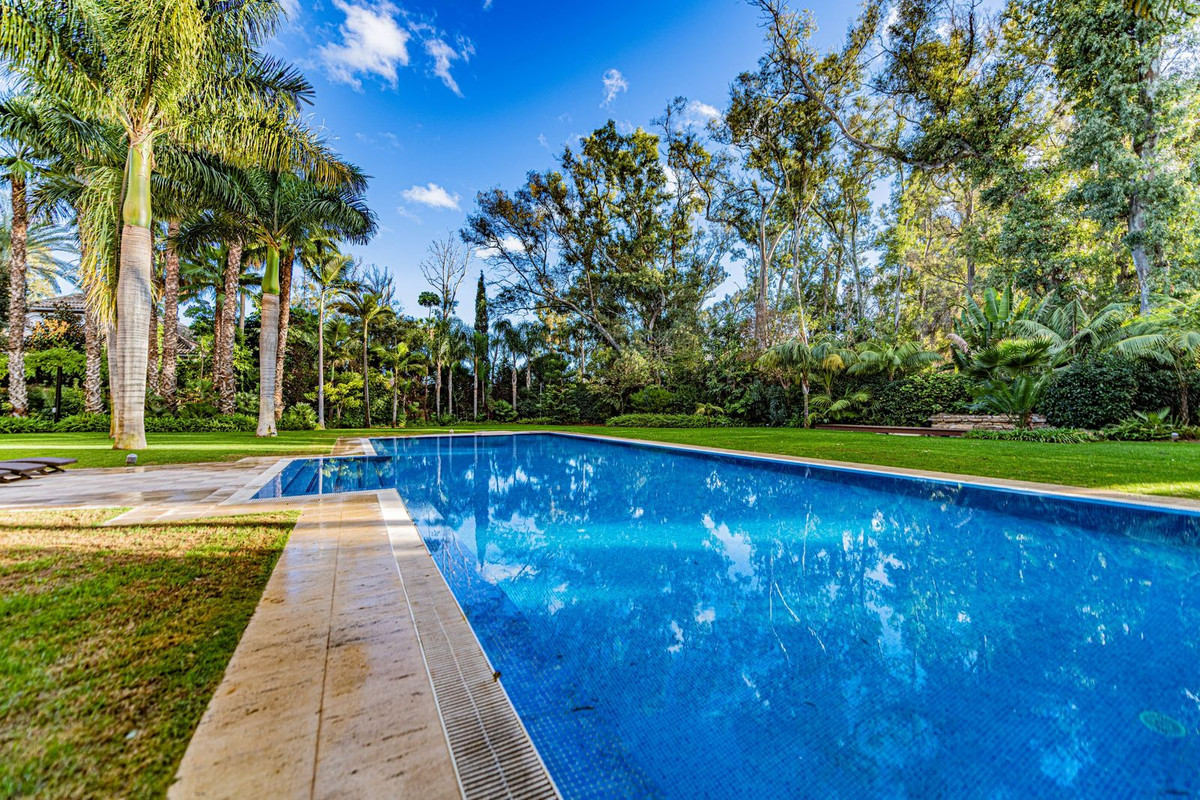 8 Bedroom Villa for Sale in Guadalmina Baja — 4