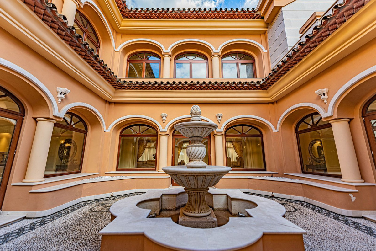 8 Bedroom Villa for Sale in Guadalmina Baja — 5