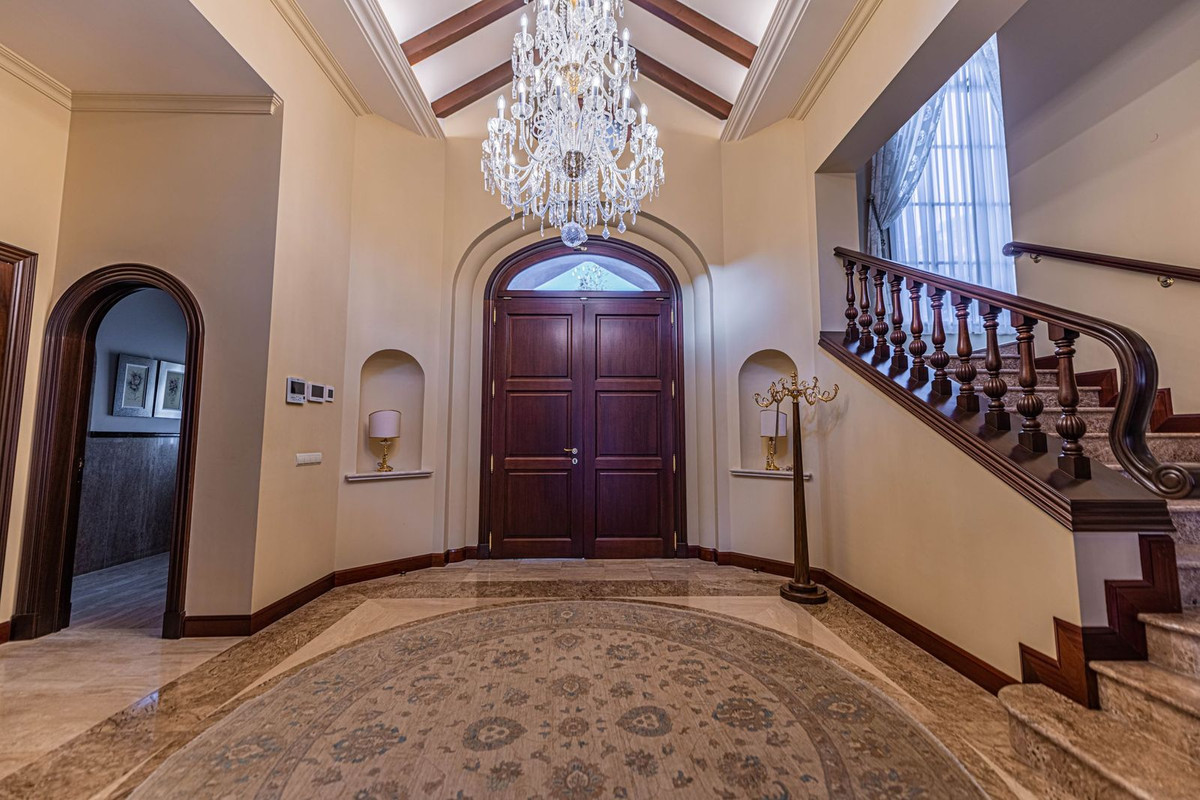 8 Bedroom Villa for Sale in Guadalmina Baja — 6