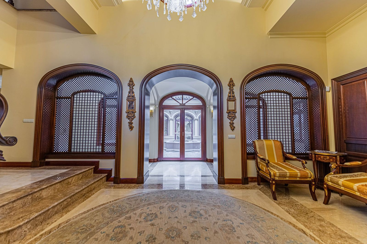 8 Bedroom Villa for Sale in Guadalmina Baja — 7