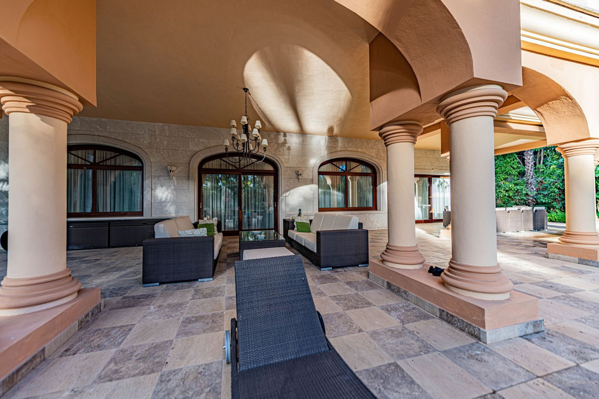 8 Bedroom Villa for Sale in Guadalmina Baja — 8