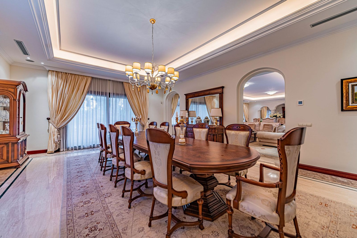 8 Bedroom Villa for Sale in Guadalmina Baja — 9