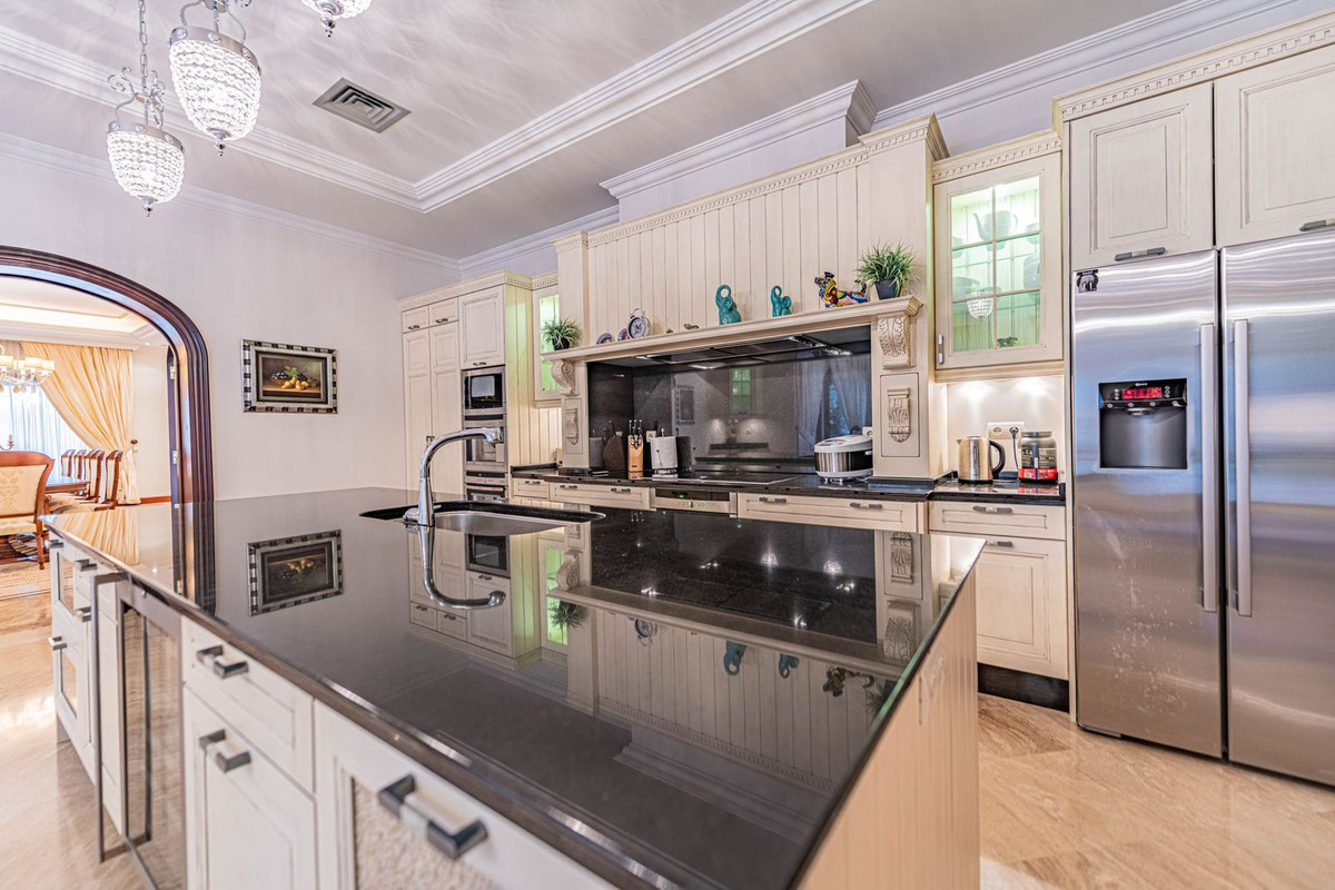 8 Bedroom Villa for Sale in Guadalmina Baja — view 10