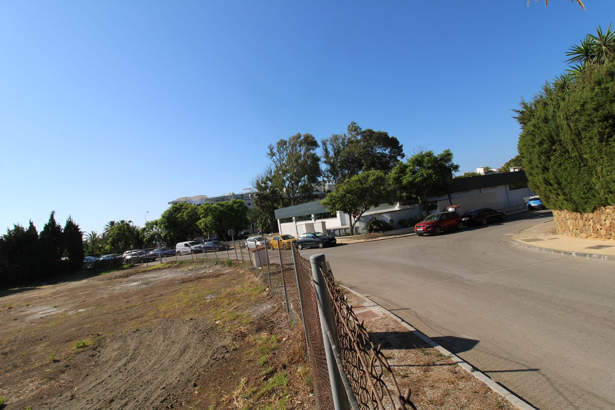 Plot for Sale in The Golden Mile — 2