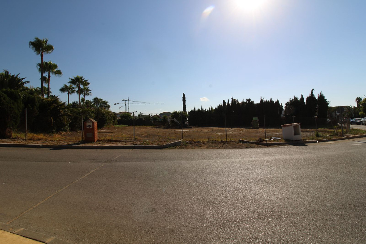 Plot for Sale in The Golden Mile — 4