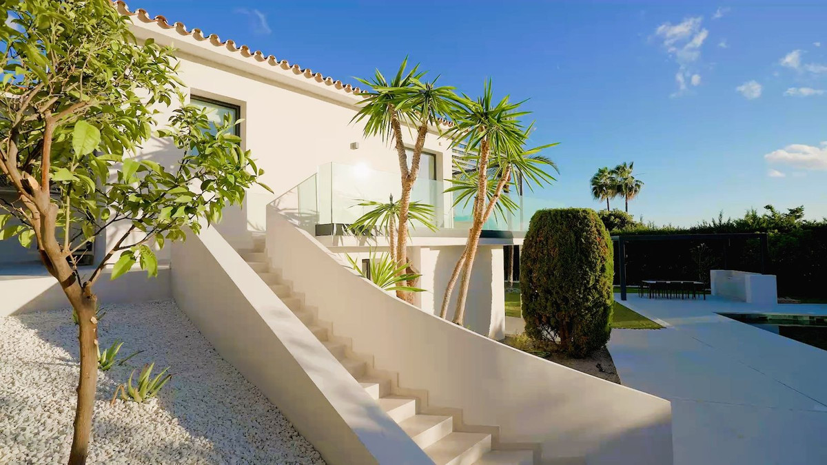 5 Bedroom Villa for Sale in The Golden Mile — view 11