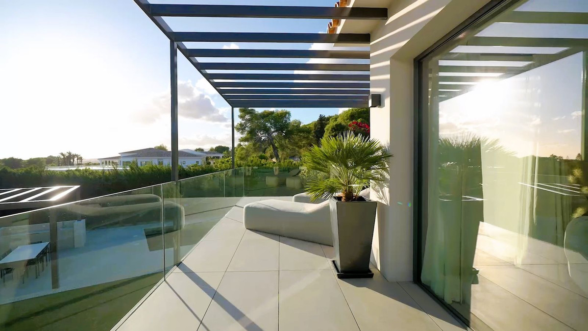 5 Bedroom Villa for Sale in The Golden Mile — view 12