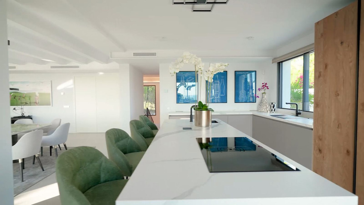 5 Bedroom Villa for Sale in The Golden Mile — view 16