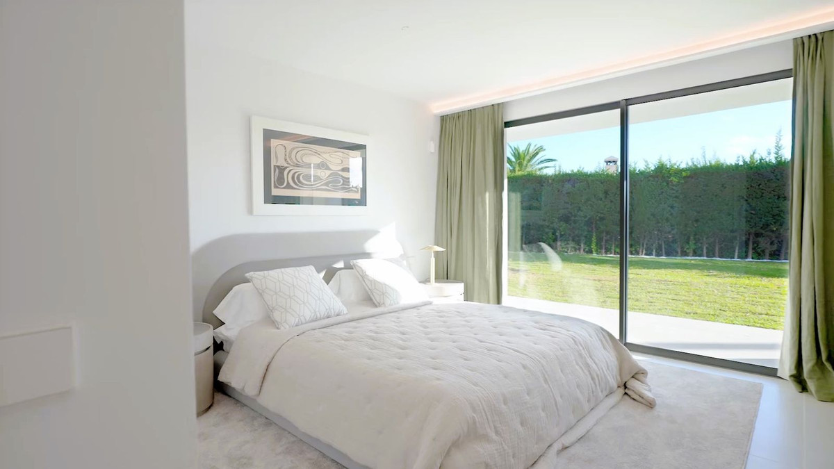 5 Bedroom Villa for Sale in The Golden Mile — view 19