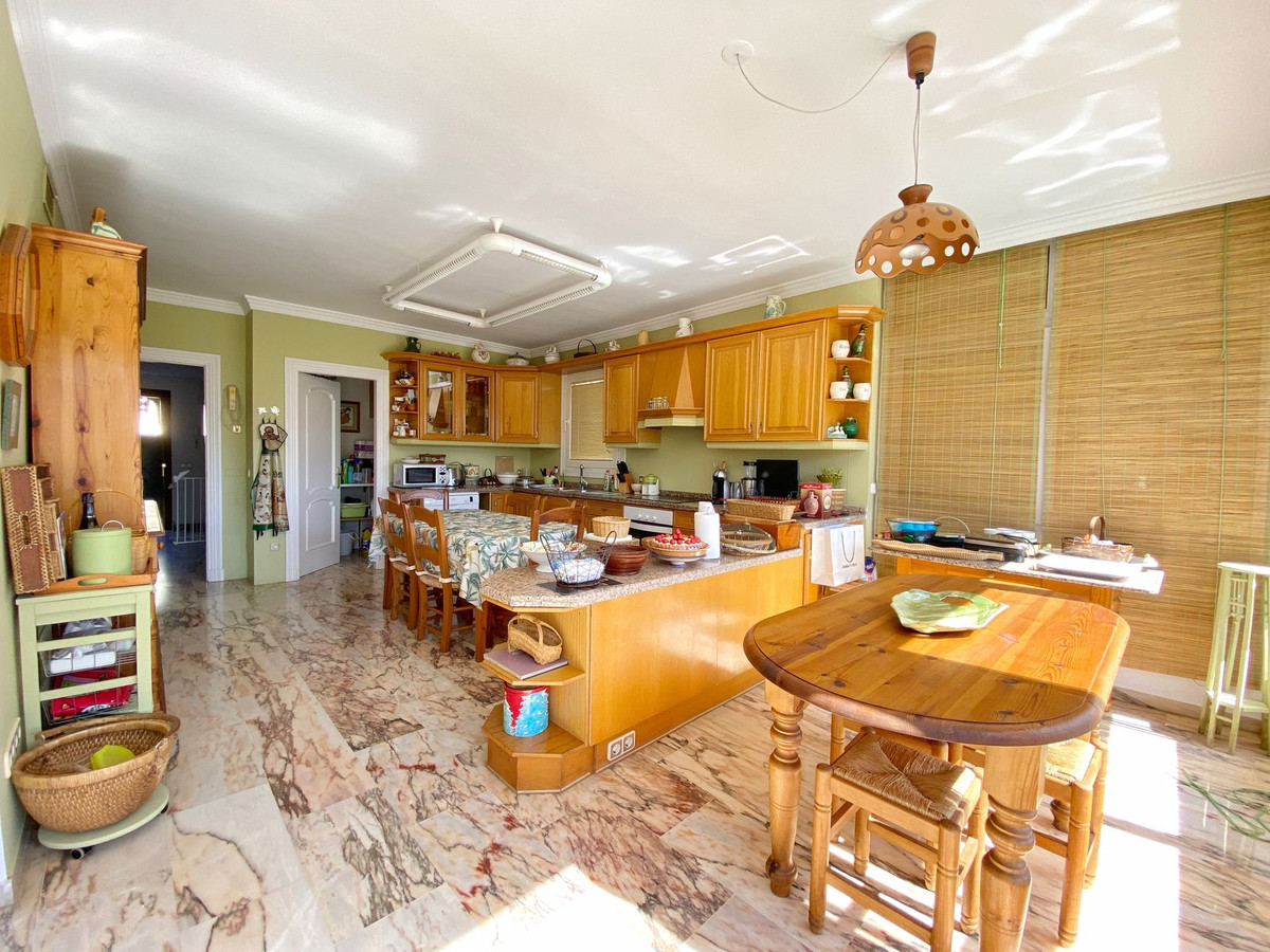 6 Bedroom Villa for Sale in Marbella — 7