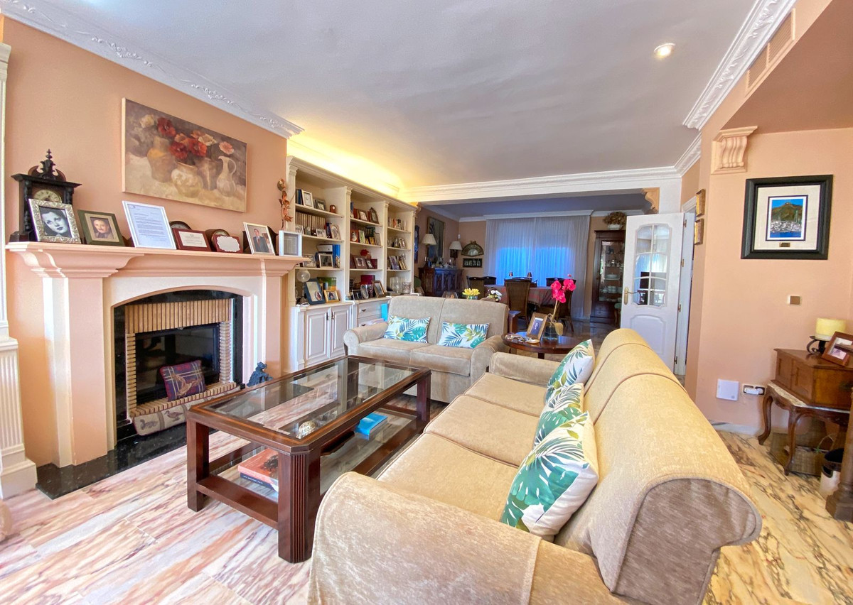 6 Bedroom Villa for Sale in Marbella — 8