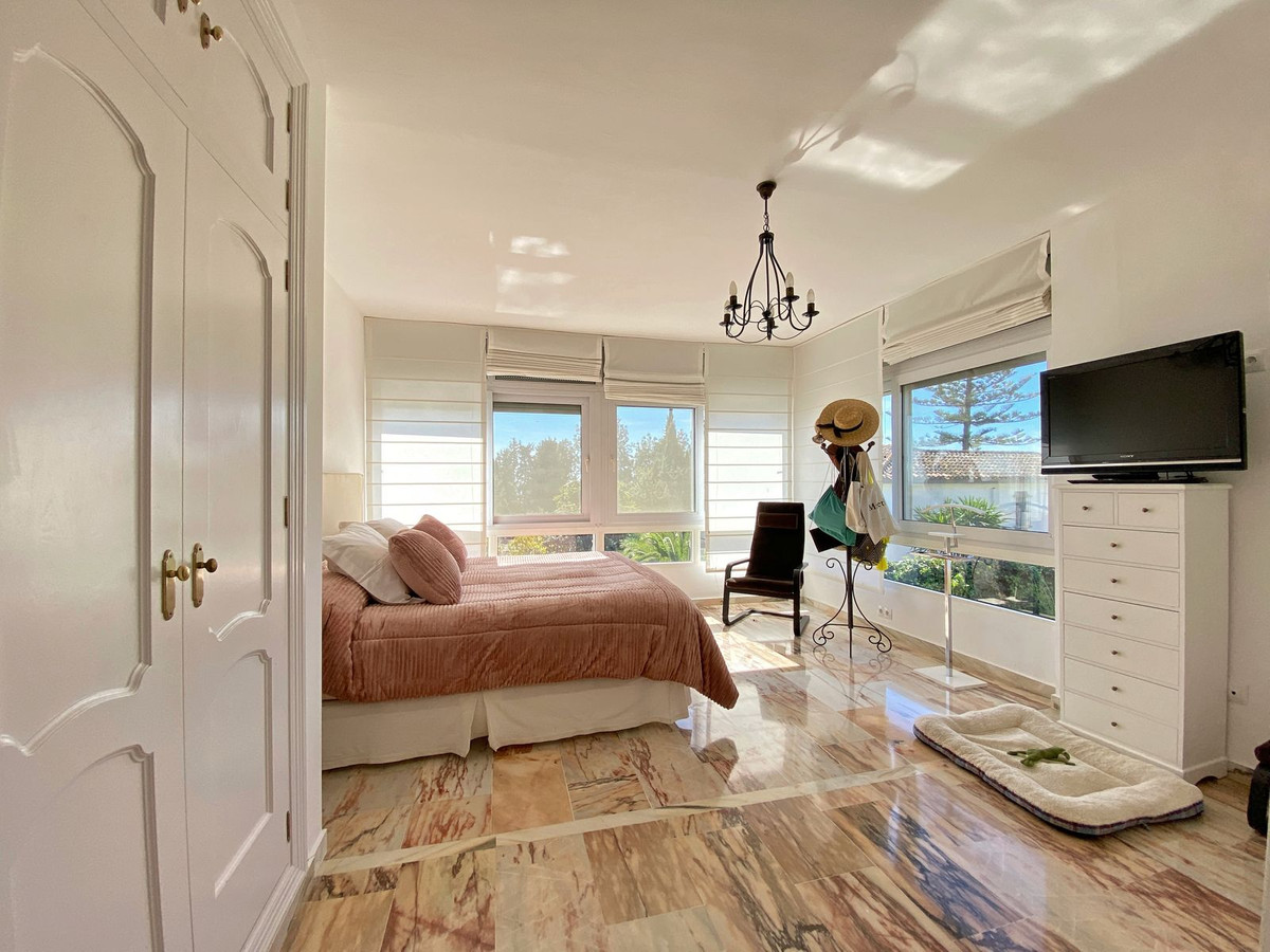 6 Bedroom Villa for Sale in Marbella — view 10