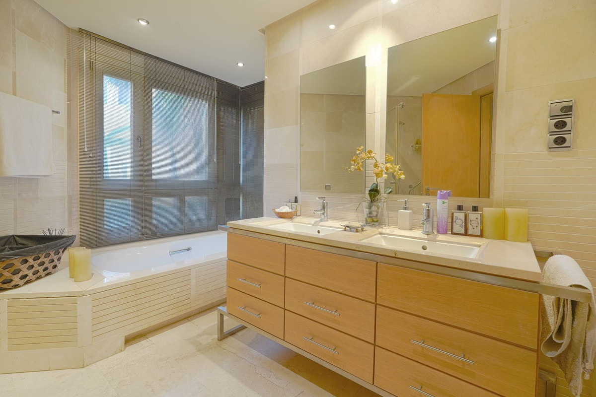 3 Bedroom Apartment for Sale in Marbella — view 18