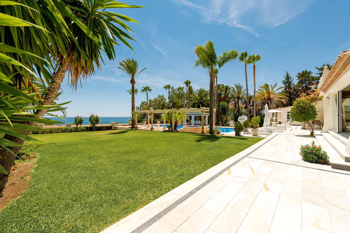 6 Bedroom Villa for Sale in Estepona
