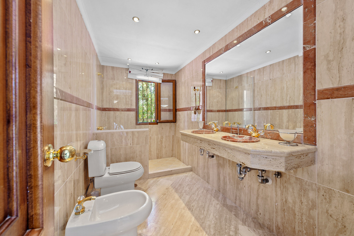 6 Bedroom Villa for Sale in Estepona — view 12