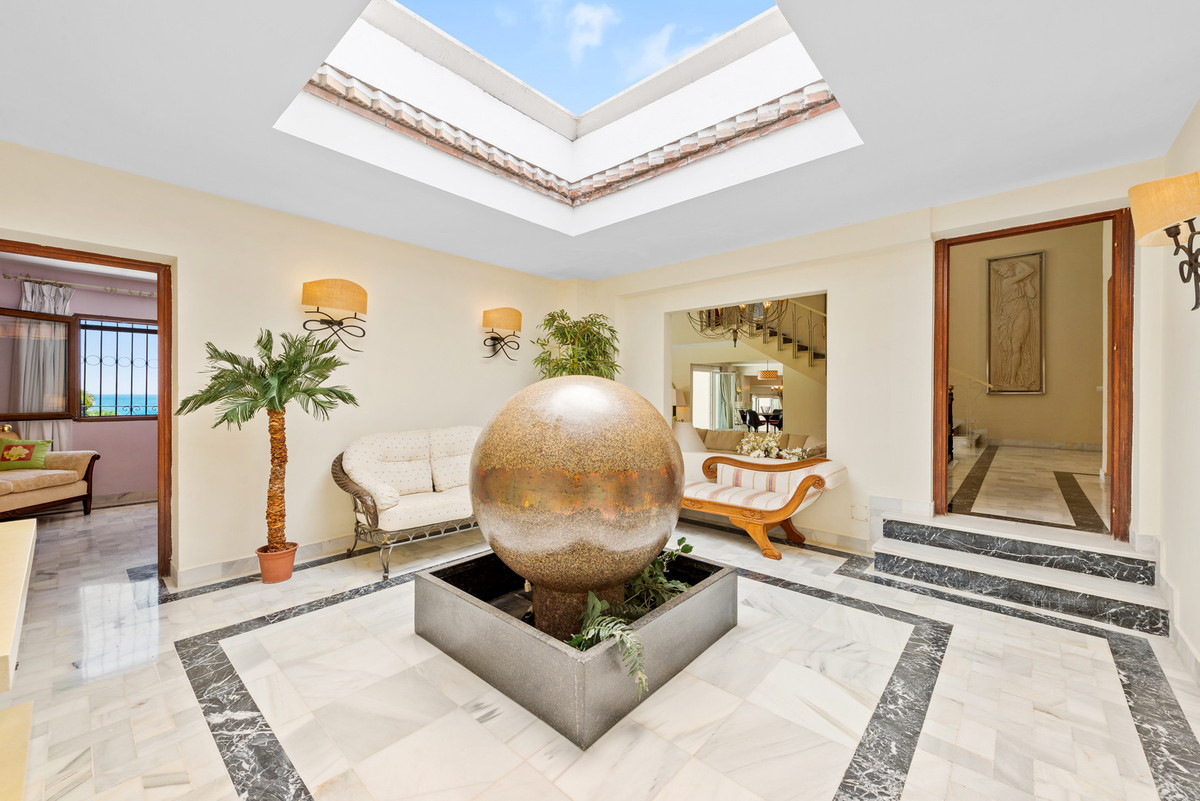6 Bedroom Villa for Sale in Estepona — view 14