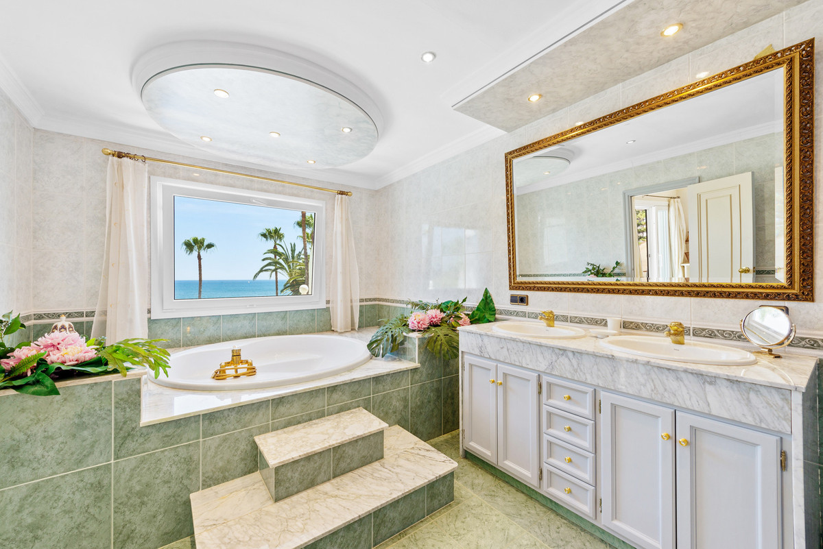 6 Bedroom Villa for Sale in Estepona — view 16