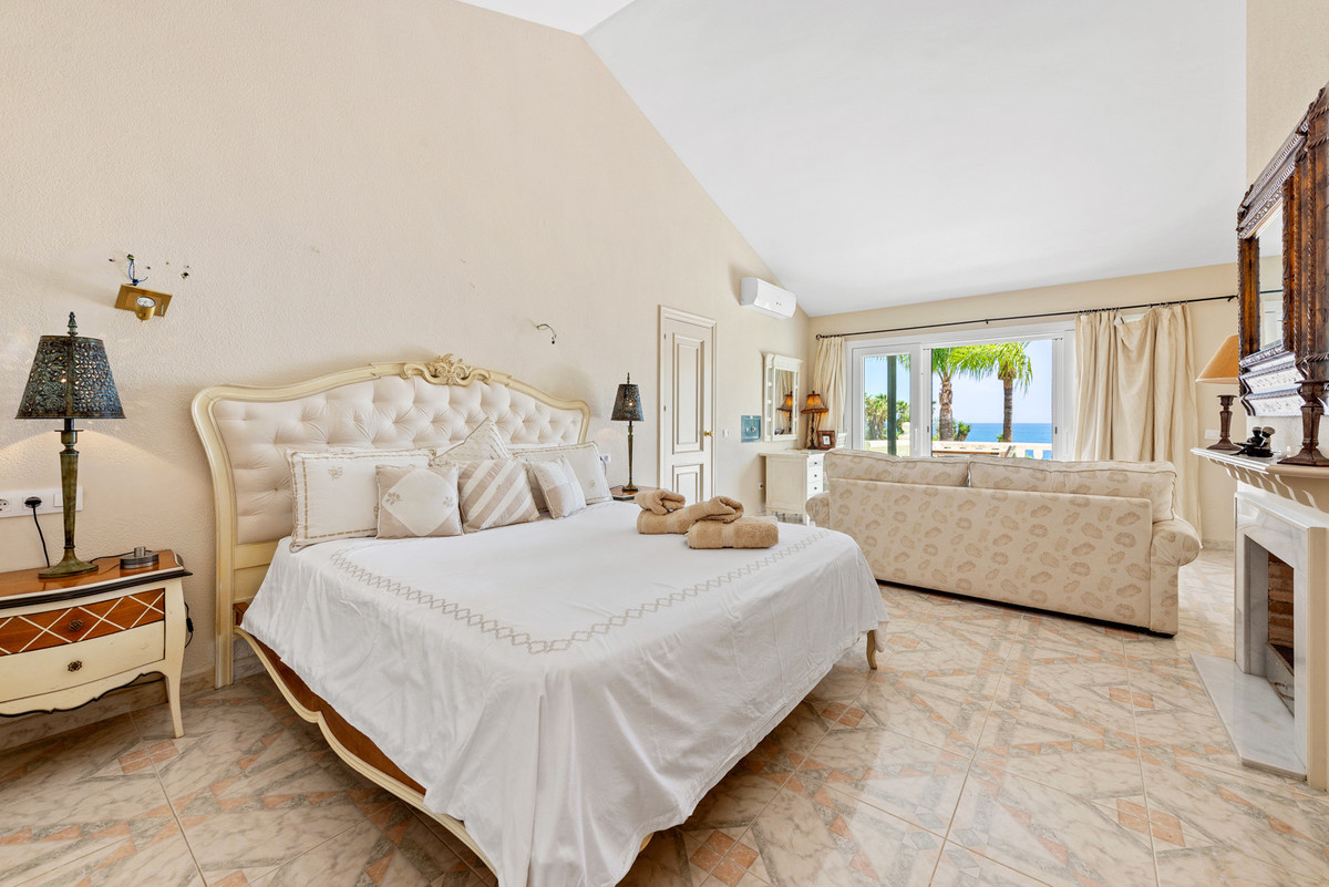 6 Bedroom Villa for Sale in Estepona — view 17