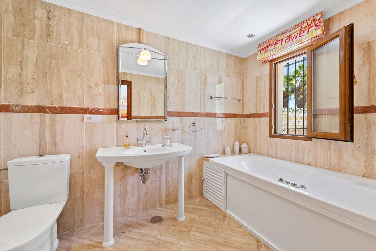 6 Bedroom Villa for Sale in Estepona — view 18