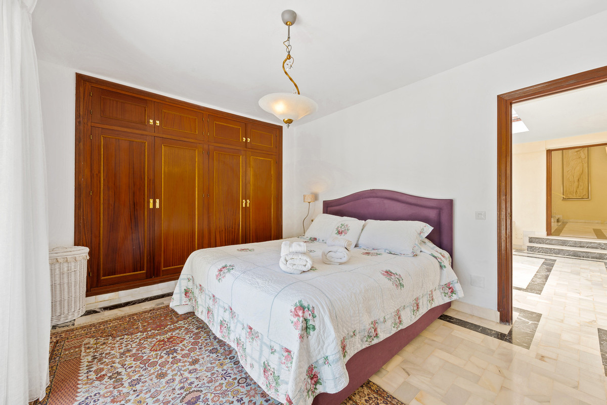6 Bedroom Villa for Sale in Estepona — view 19