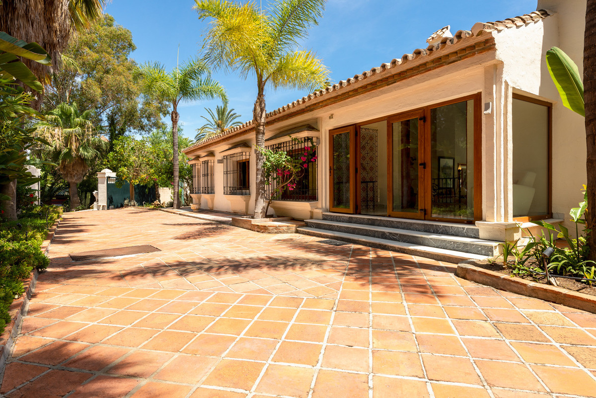 6 Bedroom Villa for Sale in Estepona — view 20