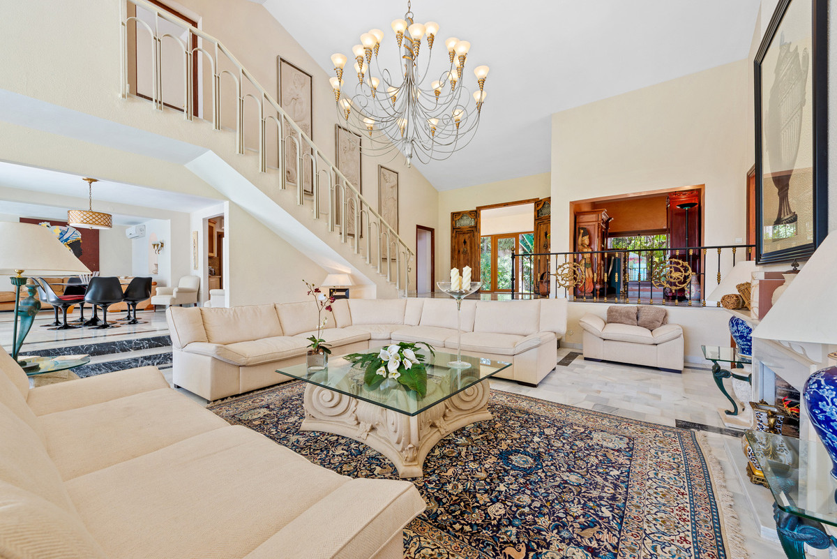 6 Bedroom Villa for Sale in Estepona — view 7