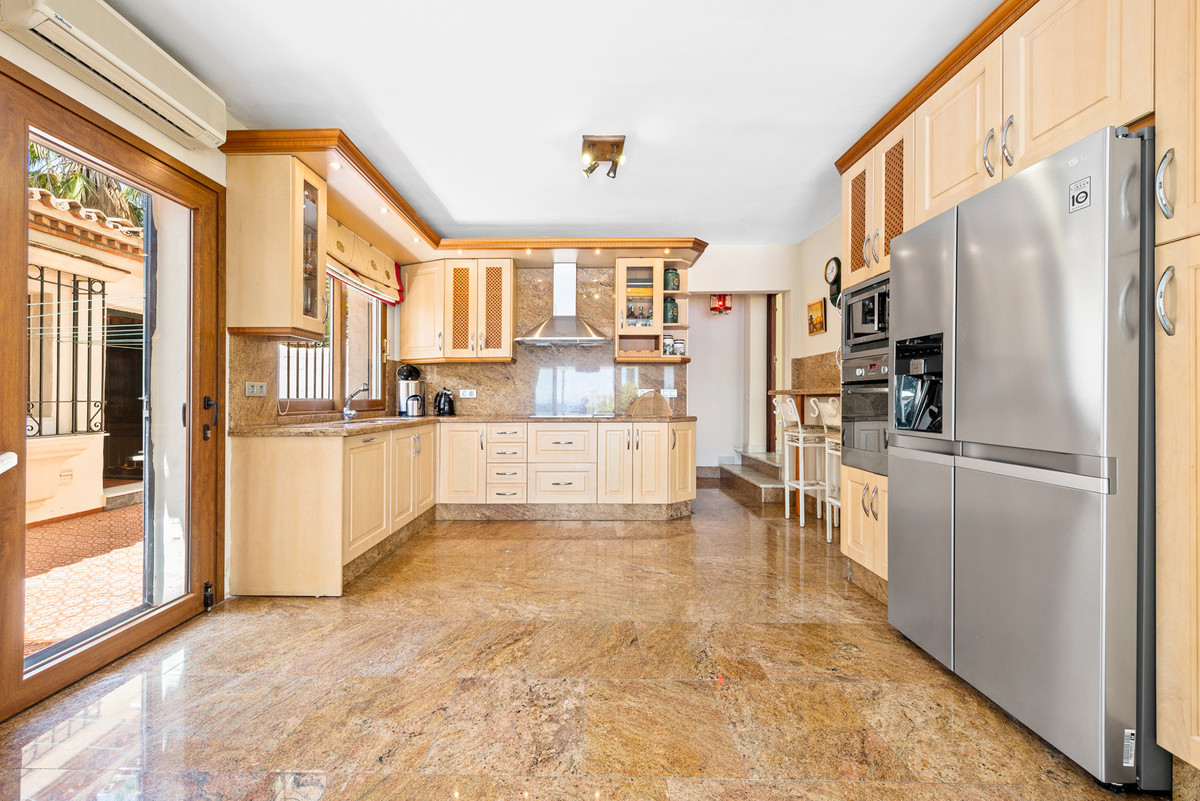 6 Bedroom Villa for Sale in Estepona — view 9