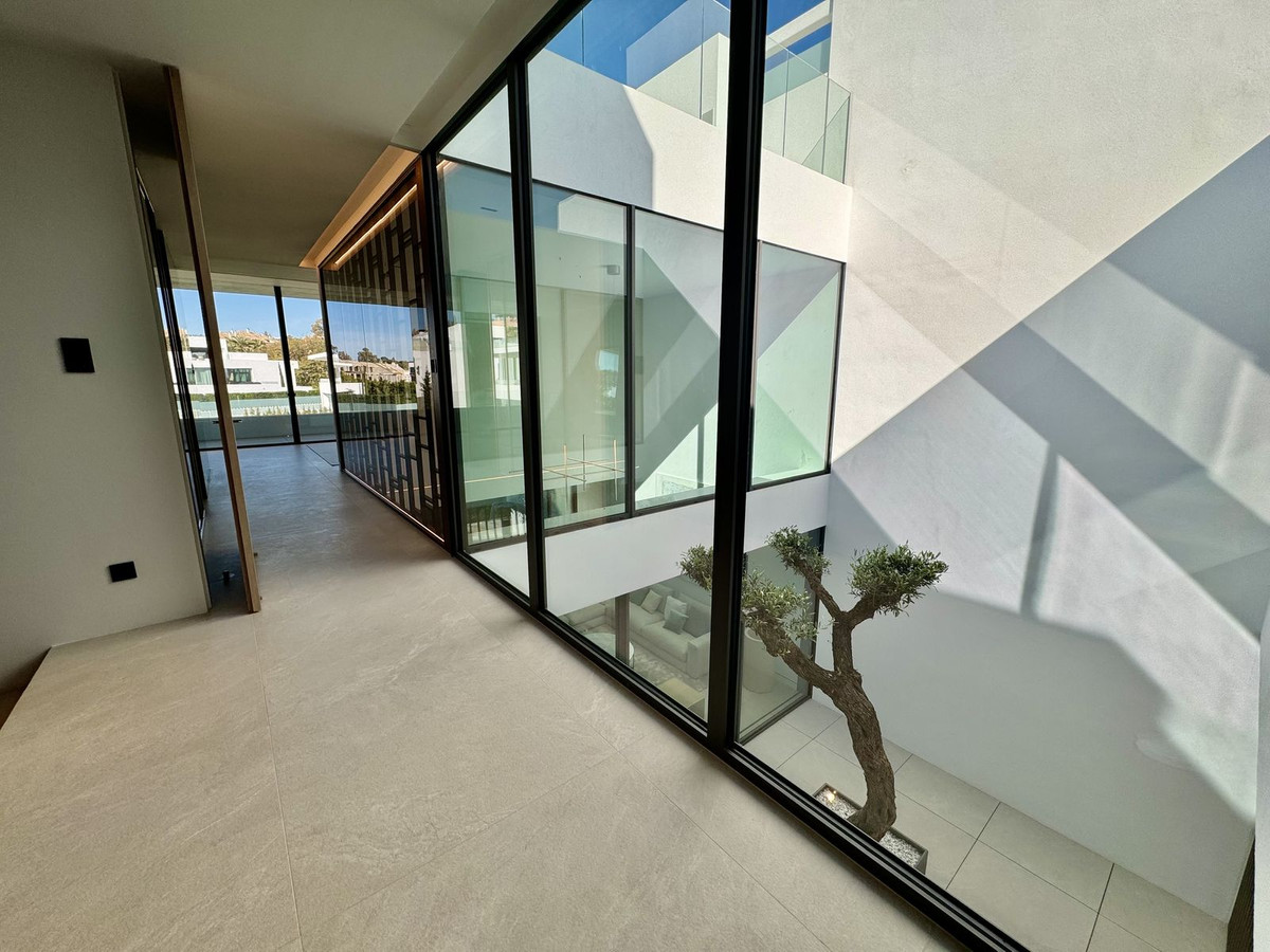 3 Bedroom Villa for Sale in The Golden Mile — view 11