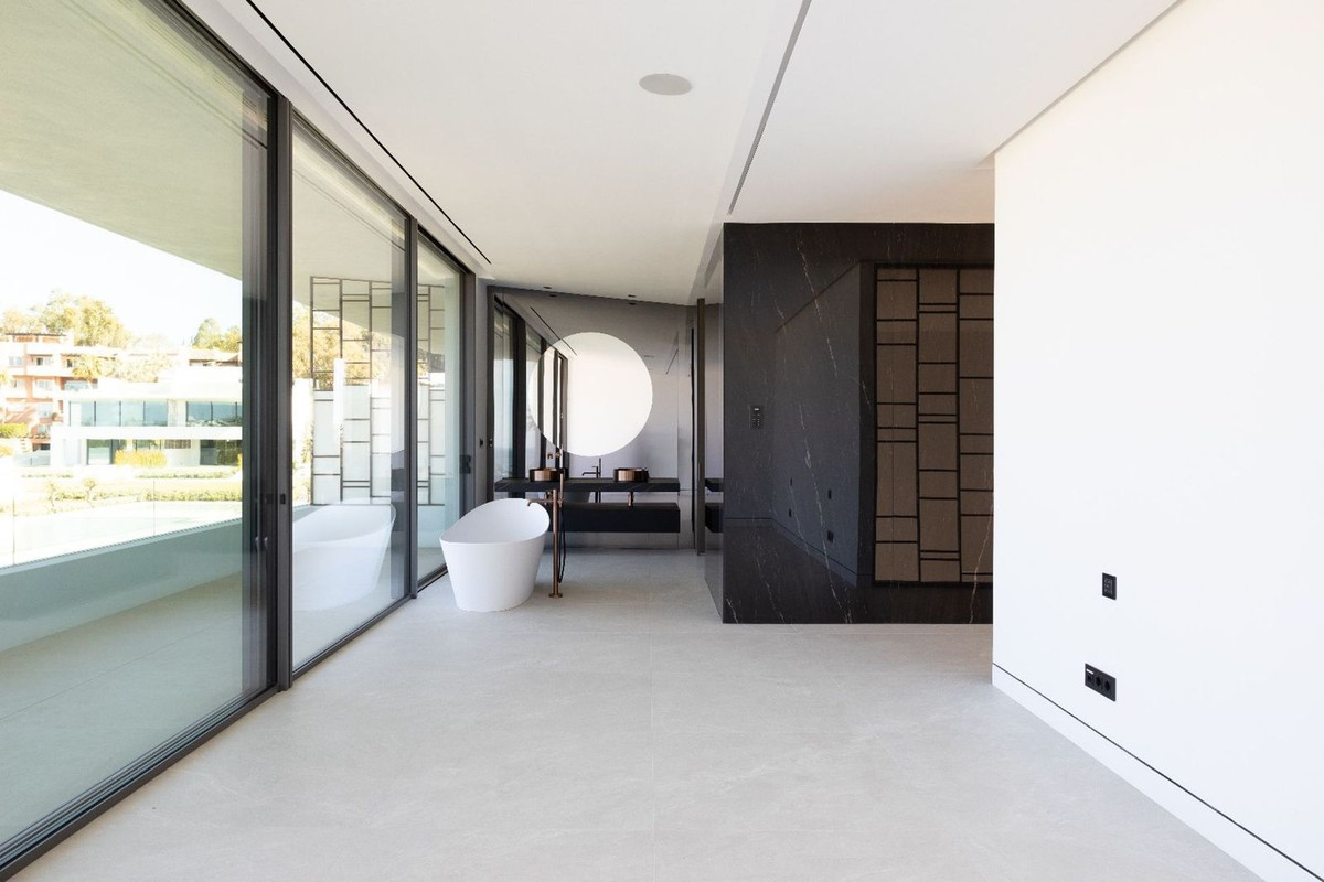 3 Bedroom Villa for Sale in The Golden Mile — view 13